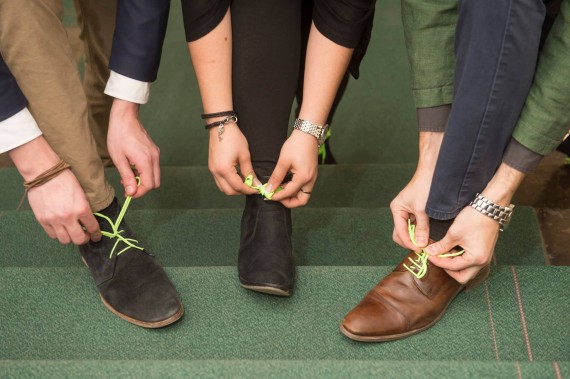 Grüne Schuhbänder als Symbol für „junge Spuren im Gemeinderat“