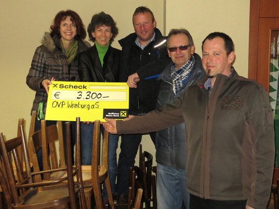 Ein Scheck in der Höhe von € 3.300,-- für die Dorfgemeinschaft Pichla.