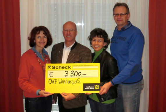 Ein Scheck in der Höhe von € 3.300,-- für die Dorfgemeinschaft Weinburg am Saßbach.