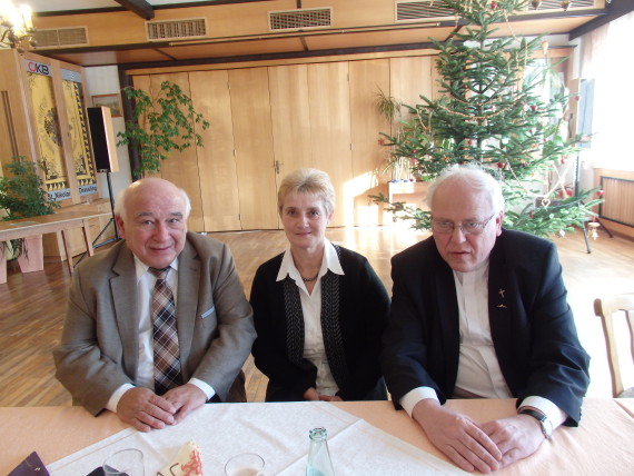 Seniorenbundobbfrau Josefine Zöhrer mit Bezezirs-Obmann Matthias Divo und Dechant Mag. Wolfgang Koschat